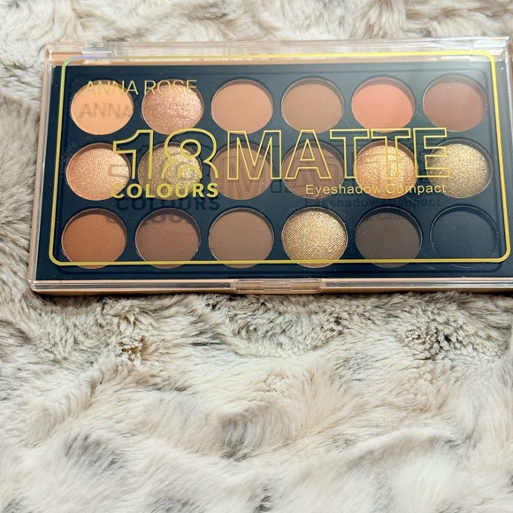 NWOT Anna Rose 18 MatteRadiant Eyeshadow Palette - Gold, Brown, and Black Shades - Picture 4 of 8
